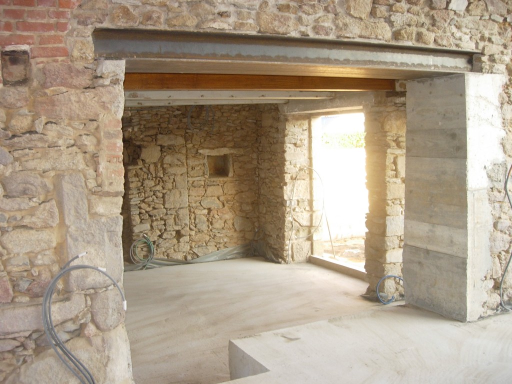 Ouverture de mur en pierre, en béton à Saint-Julien-des-Chazes